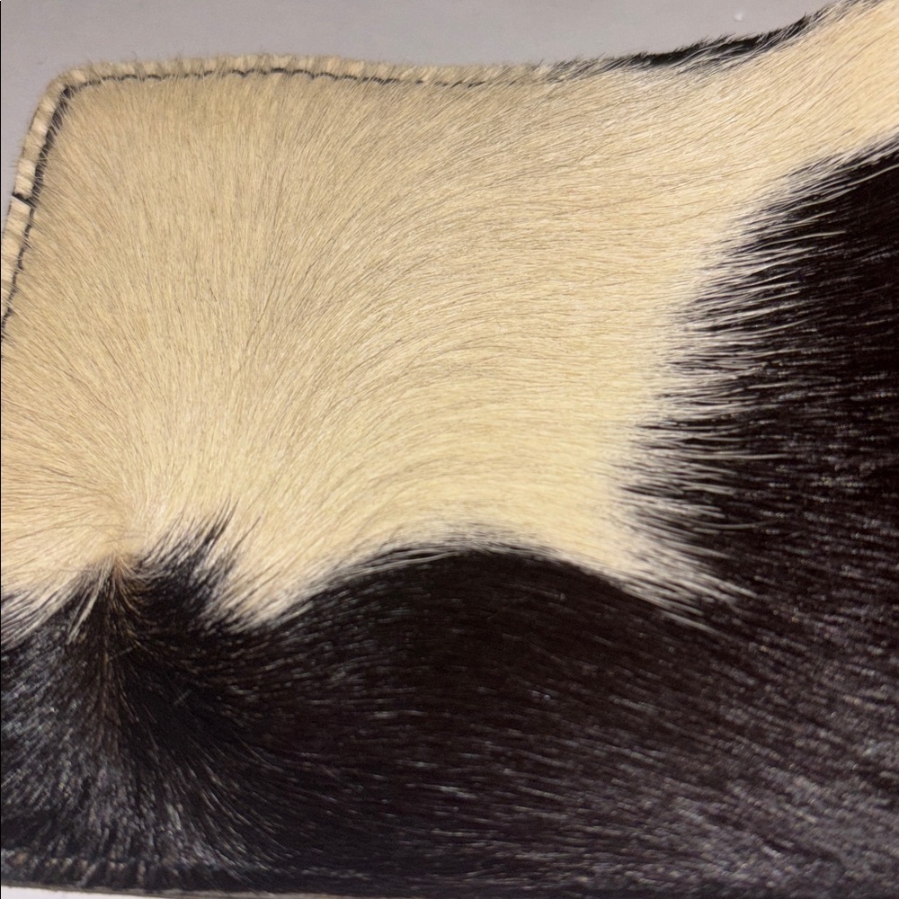 WALLET…ANIMAL HAIR BILL HOLDER 3”/ 4”
NO BRAND EXCELLENT CONDITION - Picture 5 of 11